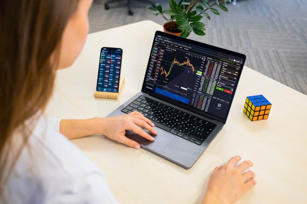young woman at laptop getting her start dividend investing
